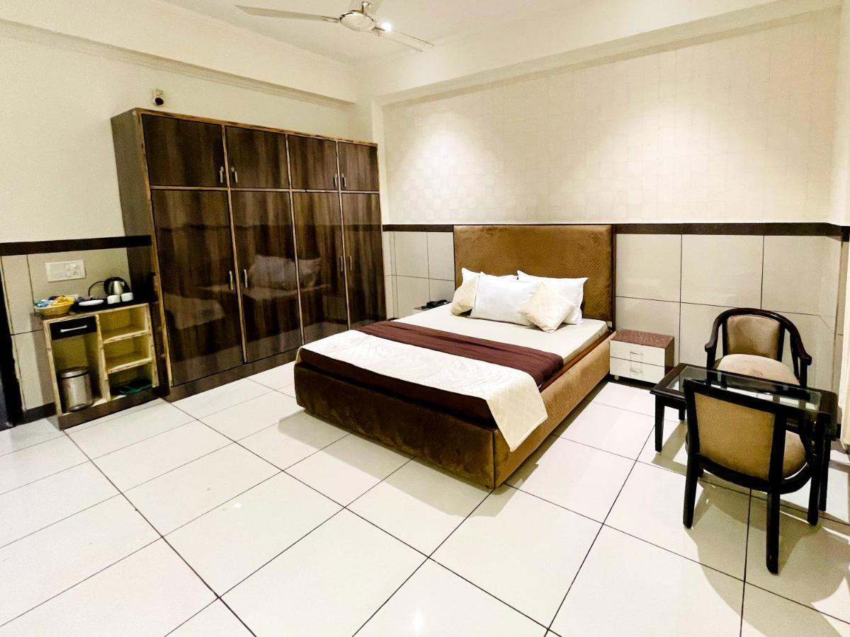 Primrose Hotel And Restaurant Sonipat Esterno foto