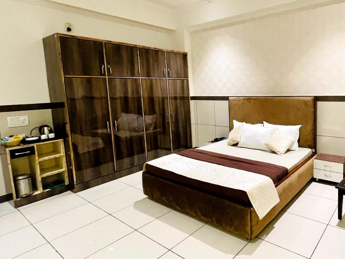 Primrose Hotel And Restaurant Sonipat Esterno foto