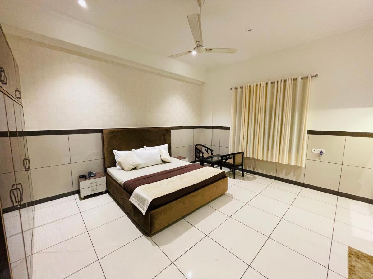 Primrose Hotel And Restaurant Sonipat Esterno foto