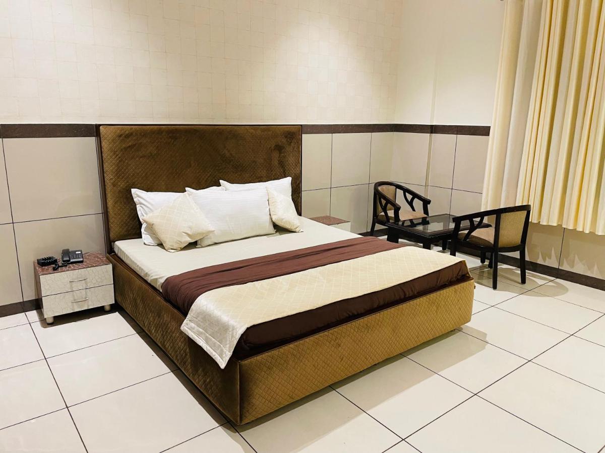 Primrose Hotel And Restaurant Sonipat Esterno foto