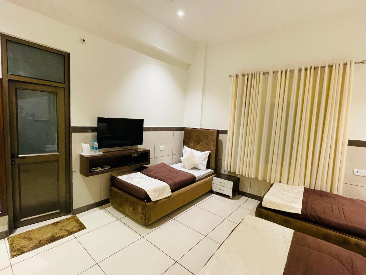 Primrose Hotel And Restaurant Sonipat Esterno foto
